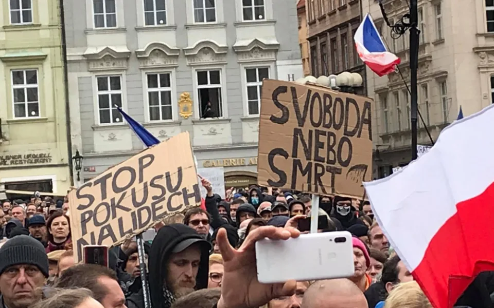 Na Staroměstském náměstí probíhá demonstrace proti vládním opatřením