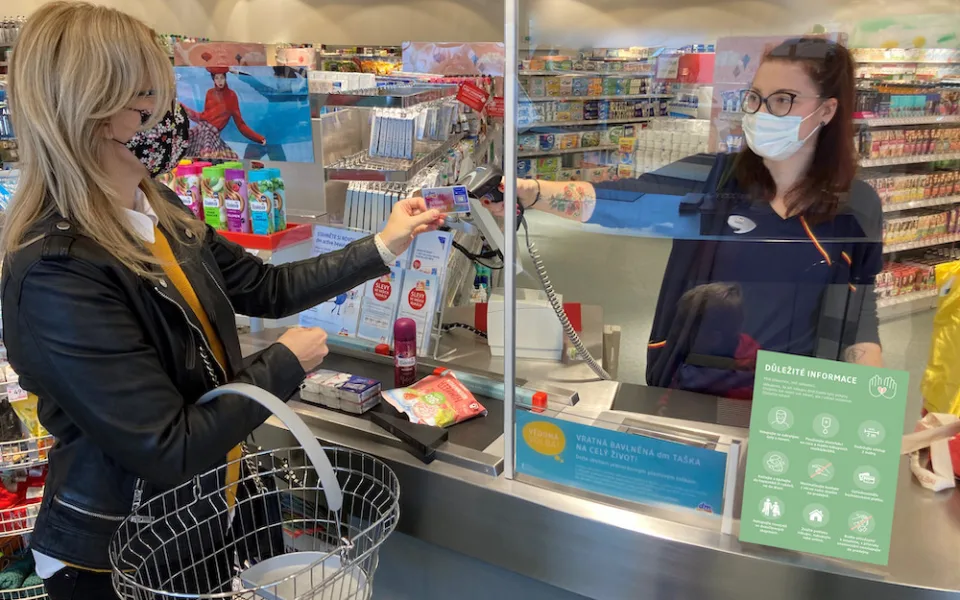 Dm drogerie se daří i přes vládní opatření. V uplynulém obchodním roce zvýšila obrat i díky on-line shopu.