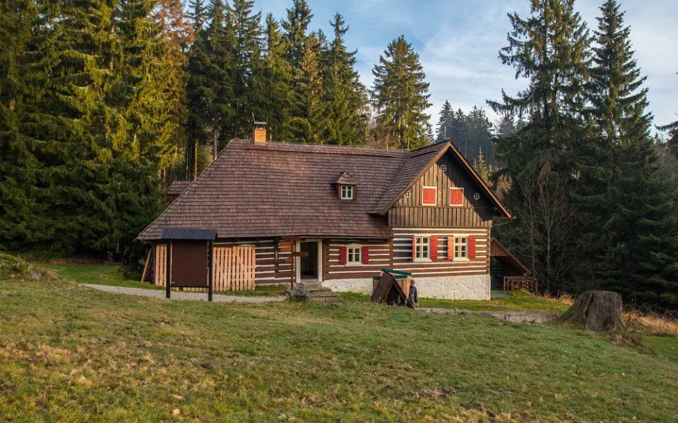 Jizerskohorská roubenka se dočkala uznání. Liščí bouda získala ocenění Patria Nostra.