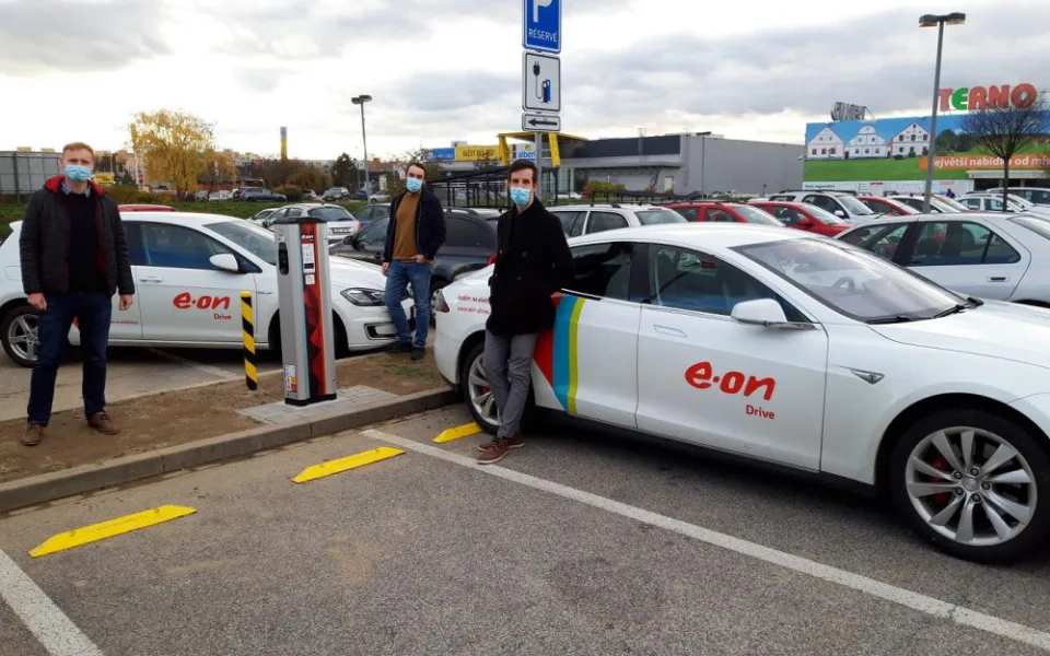 Stou veřejnou dobíjecí stanici postavil E.ON u českobudějovického supermarketu Terno_2