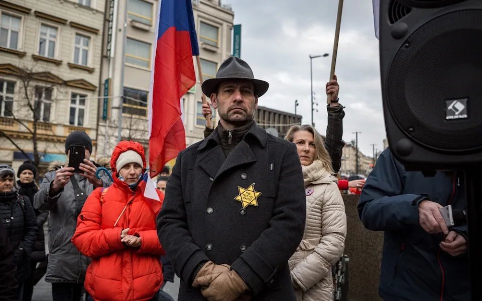 Davidova hvězda jako symbol nesouhlasu s očkováním? Nepochopitelné, shodují se politici i židovská obec.