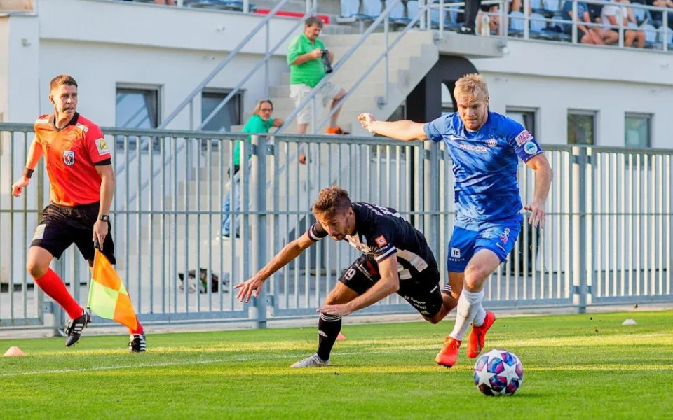 Češi nejraději sledují hokej, fotbal hlavně u žen propadl