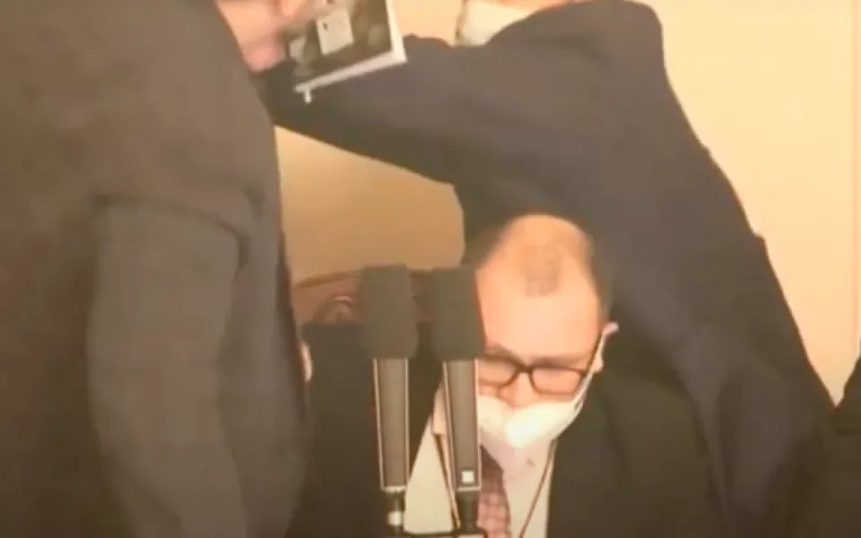 Vystoupení Volného ve Sněmovně vyústilo ve fyzickou potyčku.