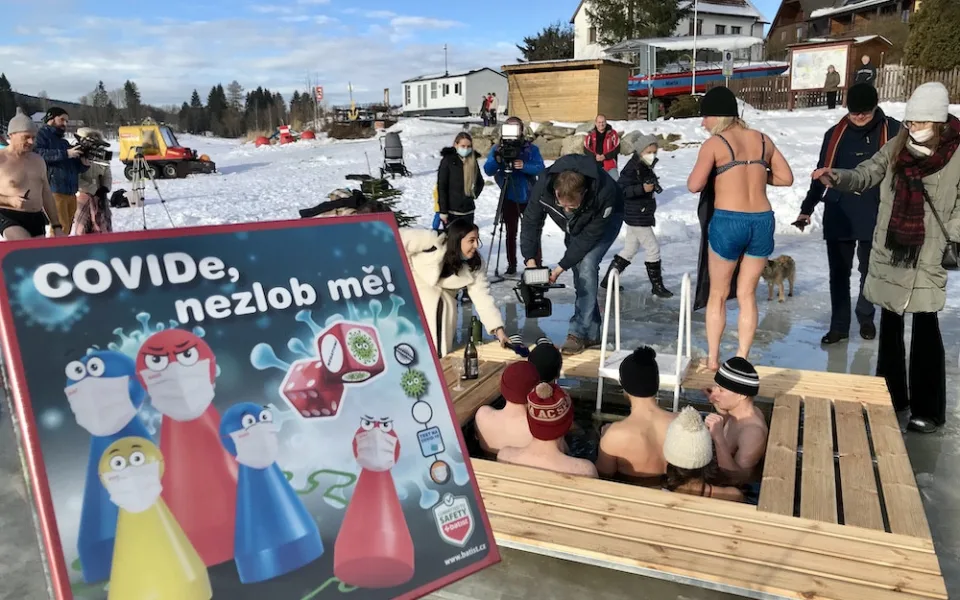 Covide nezlob mě: v únoru se na Lipensko chystá rekordní počet otužilců