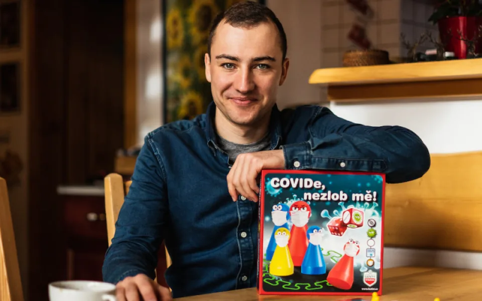 Covide nezlob mě – mladý biatlonista trefil do černého novou deskovou hrou.