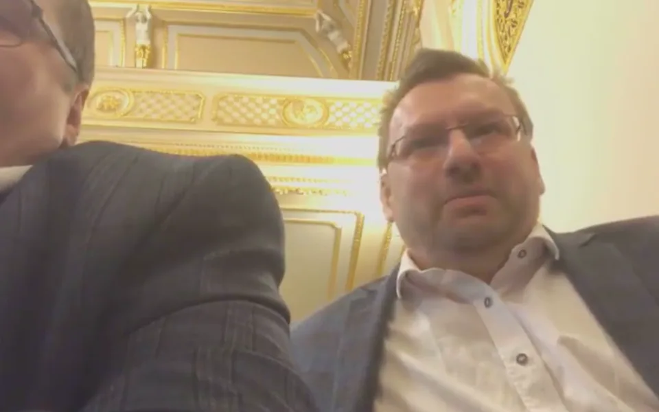 Předseda Sněmovny nechal vyvést Volného a Bojka, neměli roušky