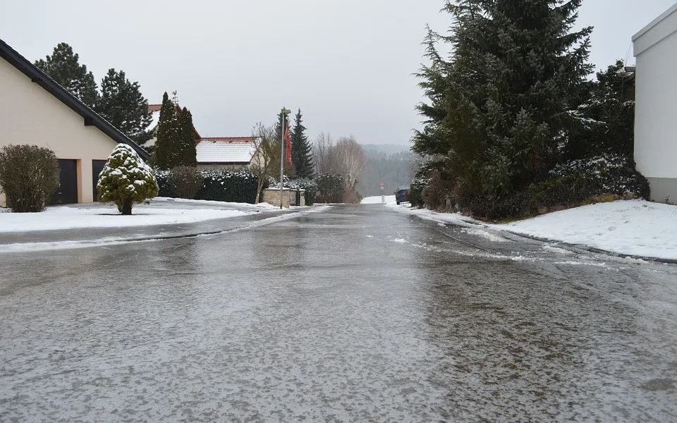 Bude to pořádně klouzat. Meteorologové varují před silnou ledovkou