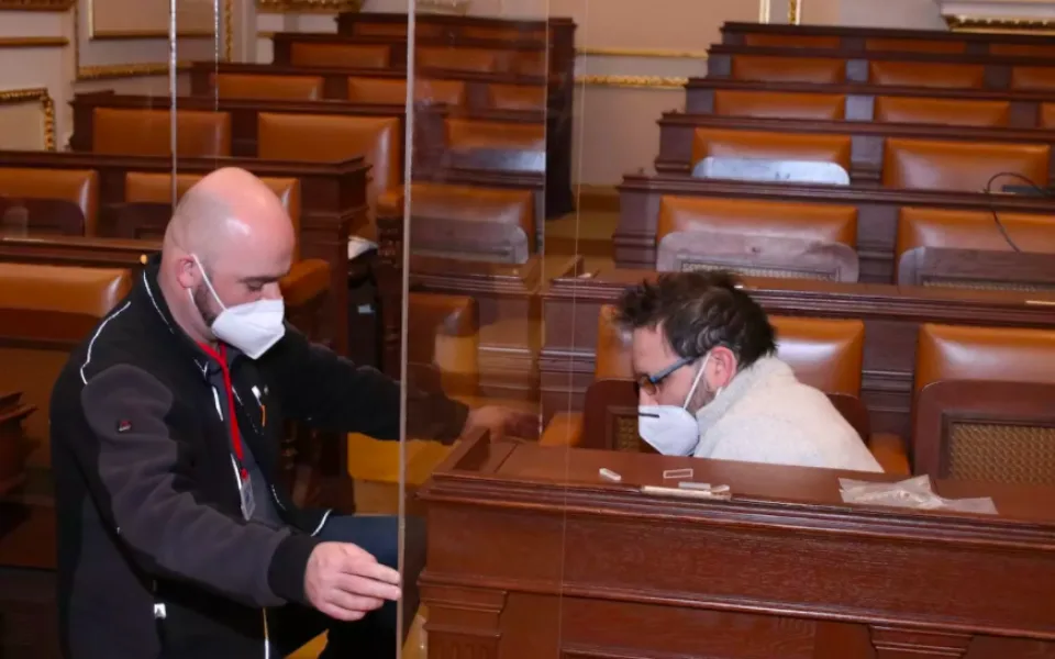Plexisklo pro Volného a Bojka zaplatí daňoví poplatníci.
