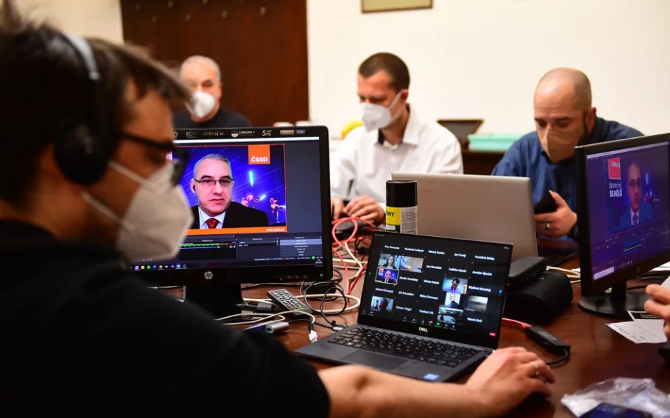 Sjezd ČSSD bude po volebním pátku dnes pokračovat hlavně programovou.
