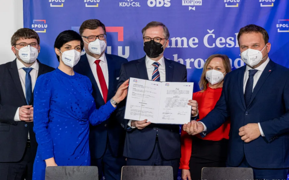 Předsedové ODS, KDU-ČSL a TOP 09 podepsali koaliční smlouvu.
