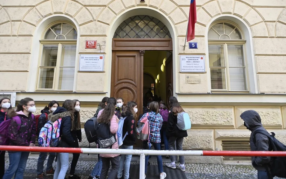 V Praze proběhl návrat dětí do škol bez potíží. Některým školám ale chybí testy.