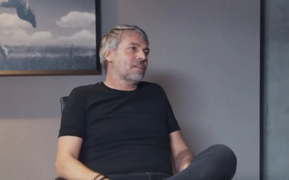 Kellner na videu: Češi jsou závistiví. Koho nebaví práce, ať jde do mekáče.