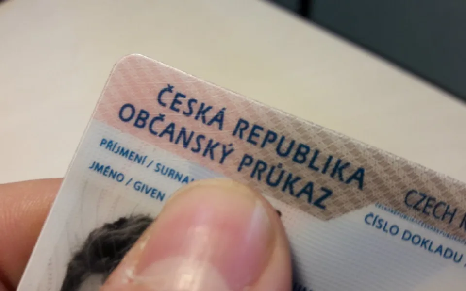 Sněmovna schválila zavedení občanských průkazů s otisky prstů