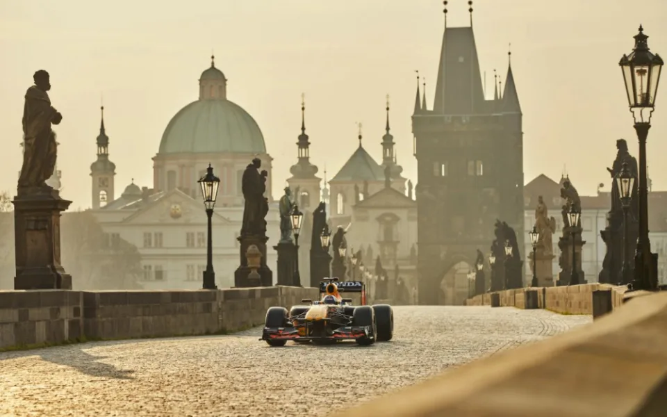 Red Bull zveřejnil reklamu s formulí na Karlově mostě. Podívejte se, jak vypadá.