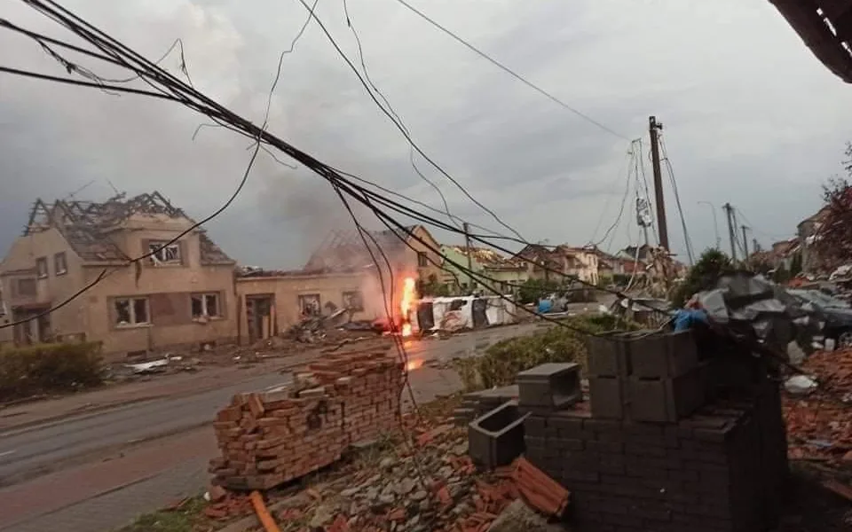Jižní Moravu zasáhlo tornádo. Bouřky si podle záchranářů vyžádaly i oběti na životech.