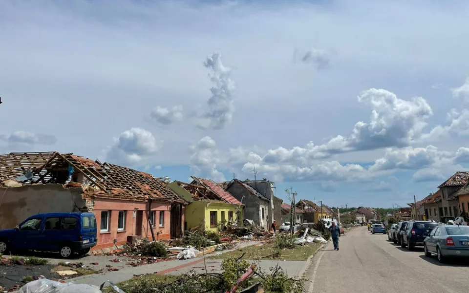 Svítání ukázalo následky včerejší bouřky v plném rozsahu, potvrzeno je pět obětí