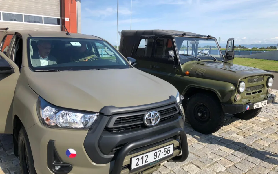 Vojáci si ve Štěpánově převzali první terénní Toyoty Hilux. Nahradí muzejní vozy UAZ.