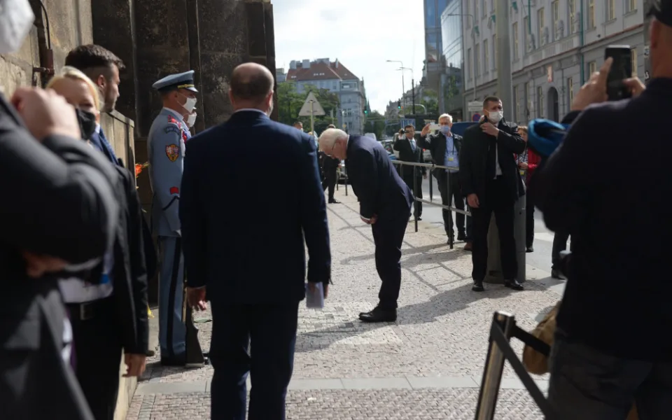 Steinmeier jako první německý prezident uctil památku výsadkářů.
