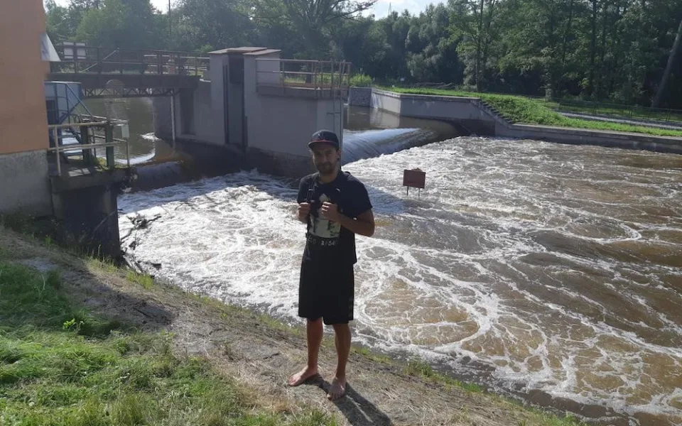 Policista skočil do vody a vytáhl topícího se muže.