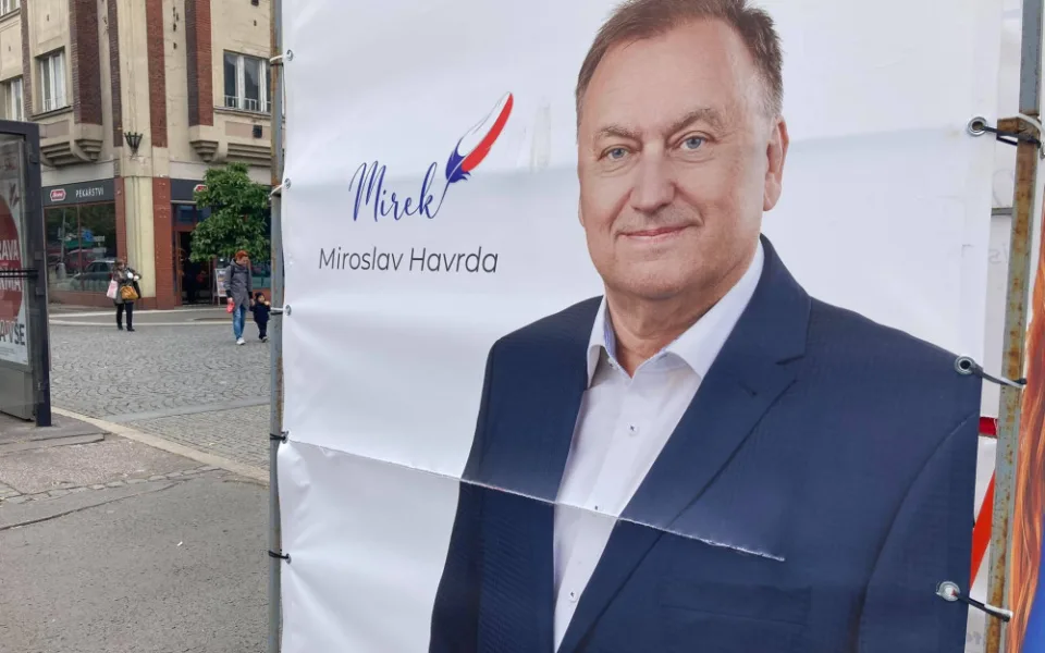 Na Hradecku někdo ničí volební poutače. Na Baťkově náměstí přeřízl Miroslava Havrdu