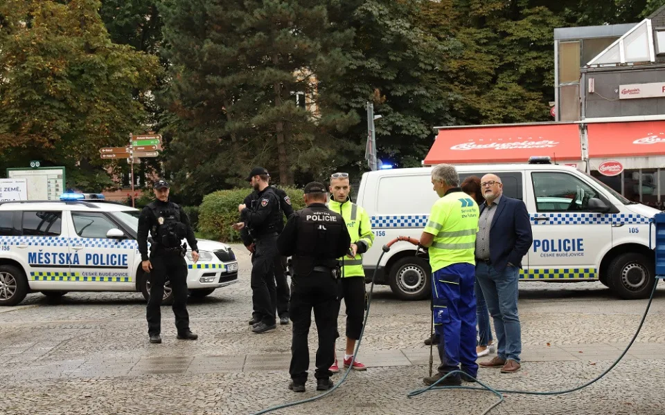 Policie vyšetřuje spor z mítinku ANO v Budějovicích. Muži měli ošetřit popáleniny.