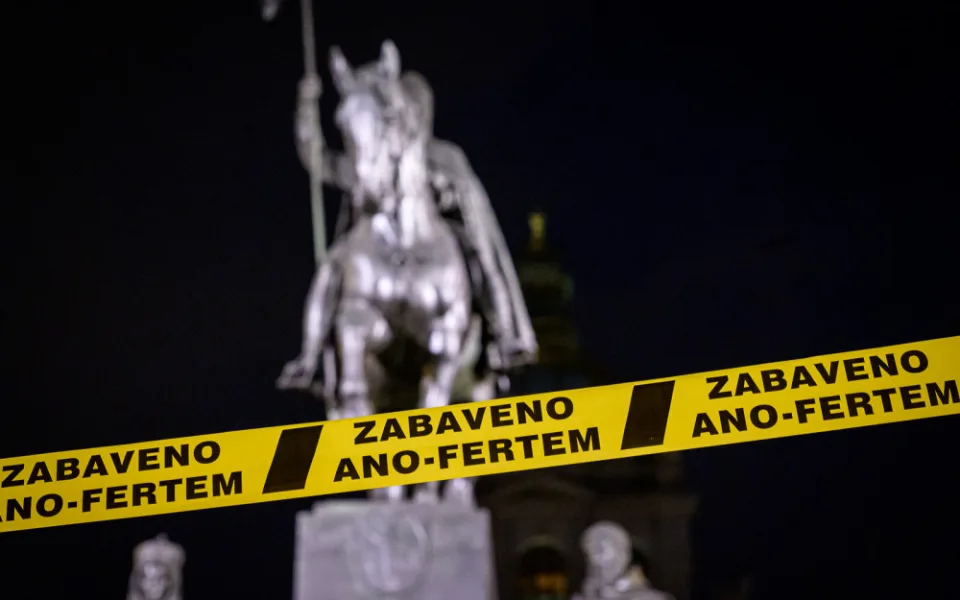Milion chvilek vylepil na protest proti Babišovi asi v 30 městech exekuční pásky.