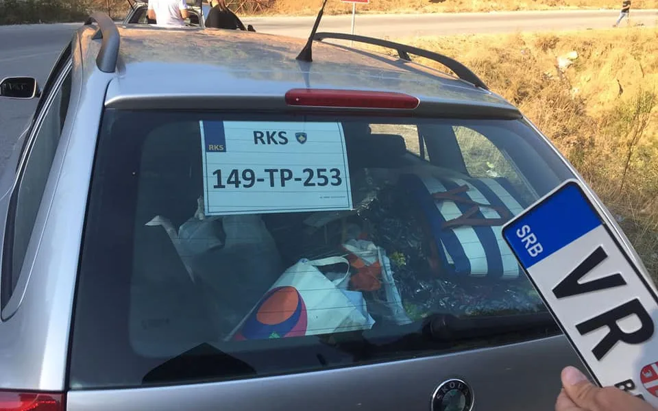 Kontroly registračních značek na kosovských hranicích.