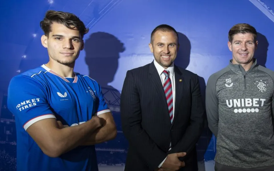 V červenci oznámil klub Rangers FC partnerství se značkou Tomket. Na fotografii je napravo od Radka Grilla (v obleku) trenér Steven Gerrard.