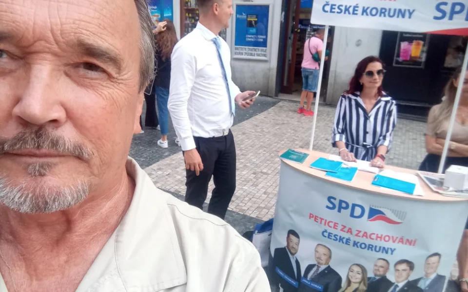 Jiří Kobza a petiční stánek SPD.