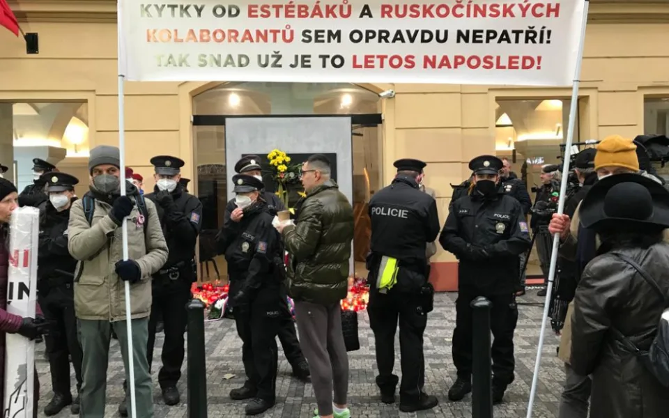Babiš se bál demonstrantů, na Zemanovu kytici přihlížející bučeli, místo Hřiba přišla Richterová