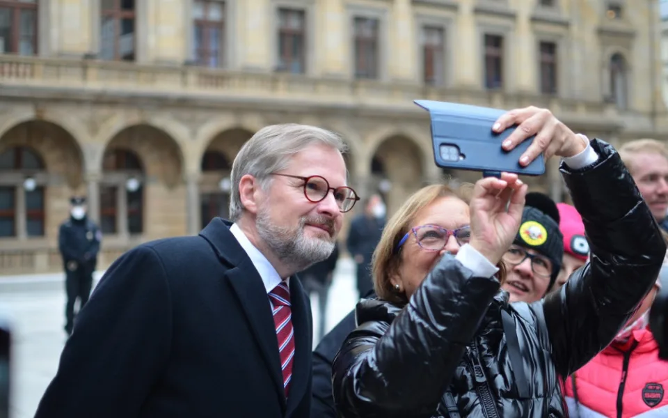 Lidé na Národní zpívali hymnu s Fialou, Rakušanovi děkovali. Dorazil i Kalousek.