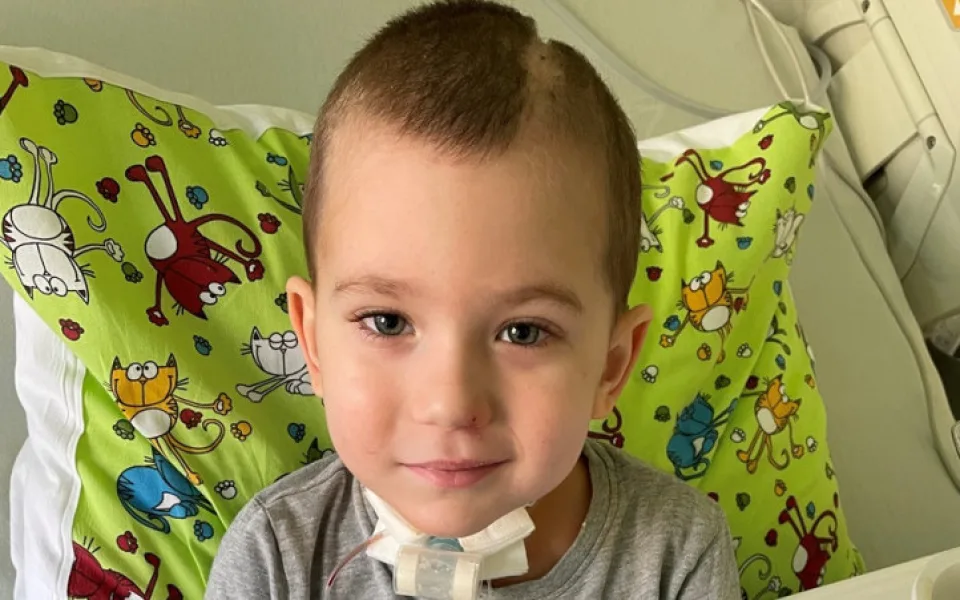 Malý Eddie prodělal bezpříznakový covid. Následkem bylo krvácení do mozku, k tomu obrna hlasivek.