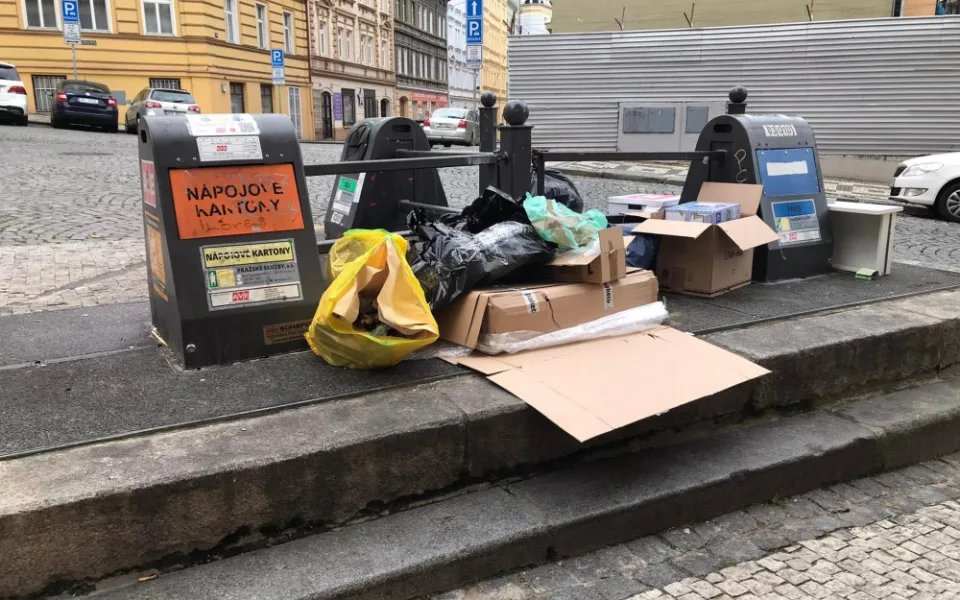 Jak města bojují s přeplněnými kontejnery? Lidé mohou problém hlásit přes aplikace, pro dlouhodobou změnu se musí obrátit na úřad.