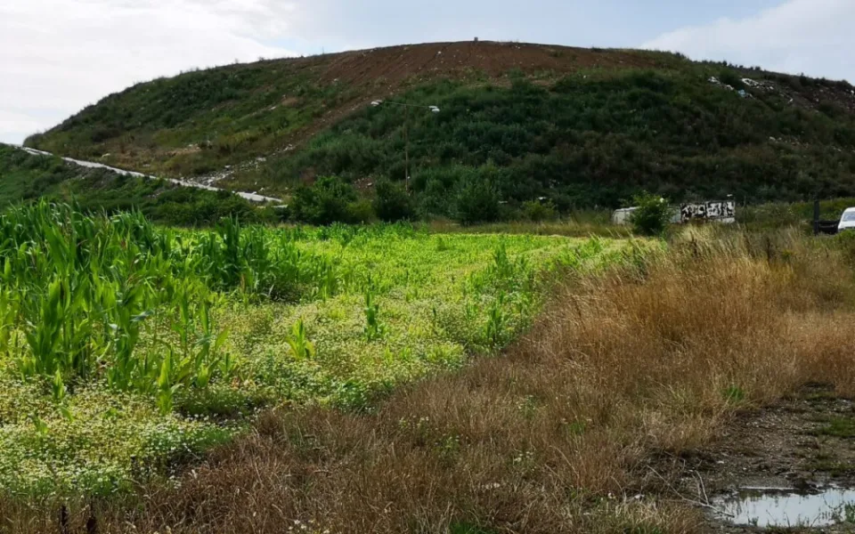 Život vedle skládky, to jsou požáry, špinavá voda a boje o peníze, popisuje zastupitel Hořovic.