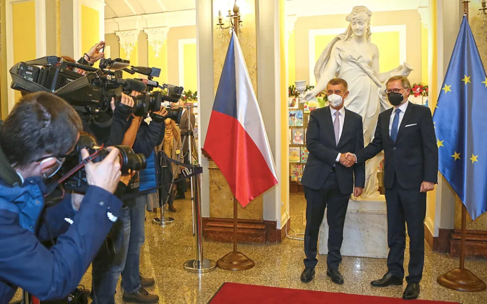 Politici oceňují společné vystoupení Fialy a Babiše na podporu očkování.