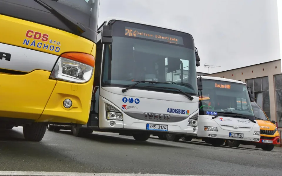 Autobusoví dopravci navrhují kvůli nedostatku řidičů prázdninový provoz