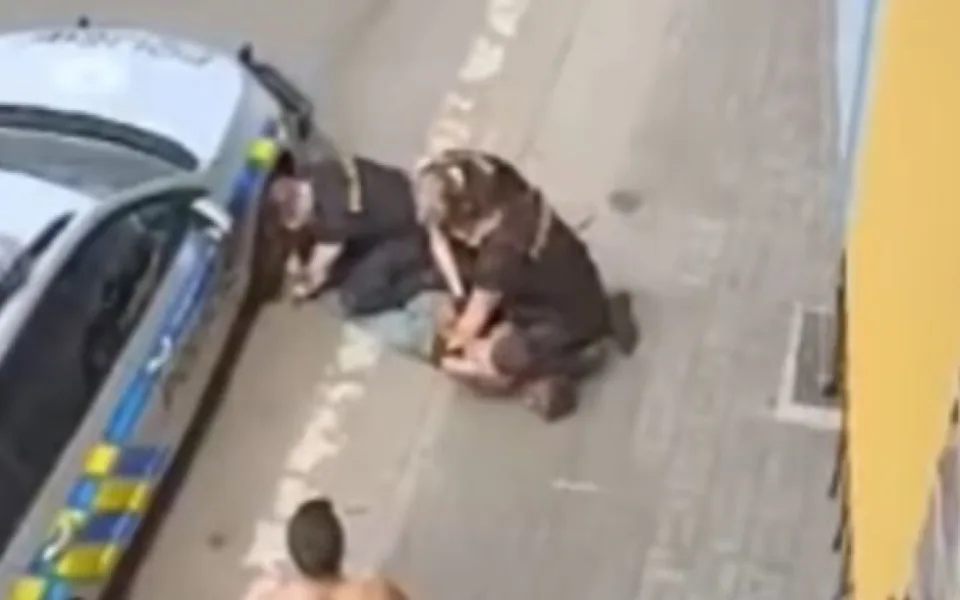 Zástupkyně ombudsmana: Policisté, kteří zaklekli Roma v Teplicích, chybovali.