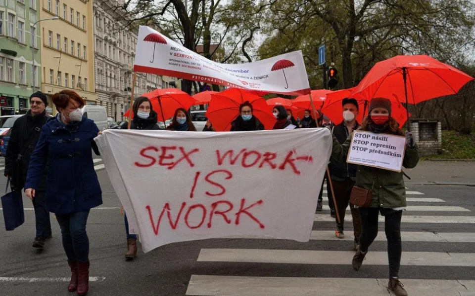 V pátek je Mezinárodní den proti násilí na ženách a mužích pracujících v sexbyznysu.
