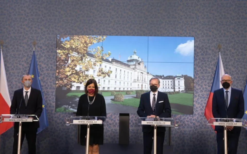Noví ministři se ujali úřadů, výjimkou je ministr zemědělství, který má covid.