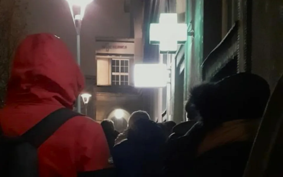 Desítky lidí čekajících v mrazu na ošetření na zubní pohotovosti.