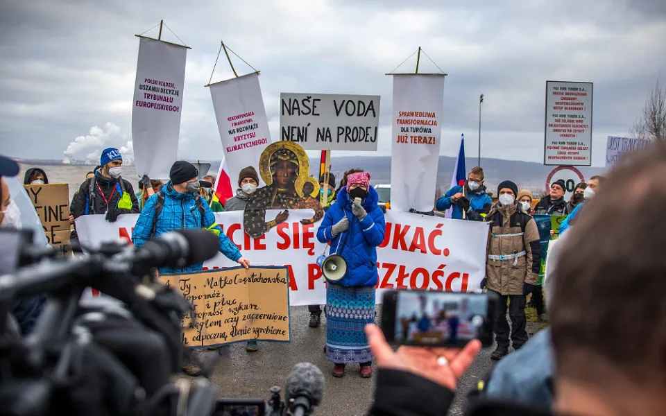 Zaplaťte pokutu, zavřete důl. U Turówa demonstrovaly desítky odpůrců těžby.
