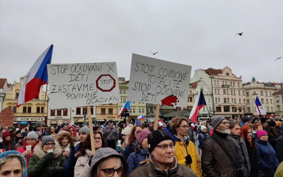 Odpůrci povinného očkování zaplnili plzeňské náměstí, promluvili policisté, lékaři i Tomáš Ortel.