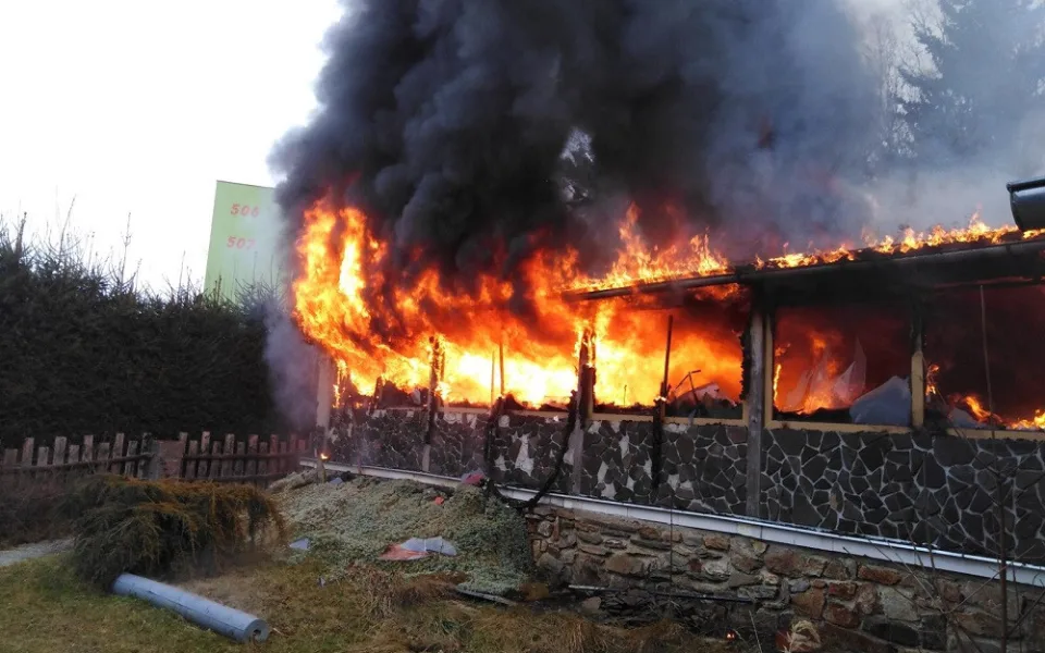Lidé mohou pomoci rodině, které shořel dům. Nabízí i postele a jiné vybavení.