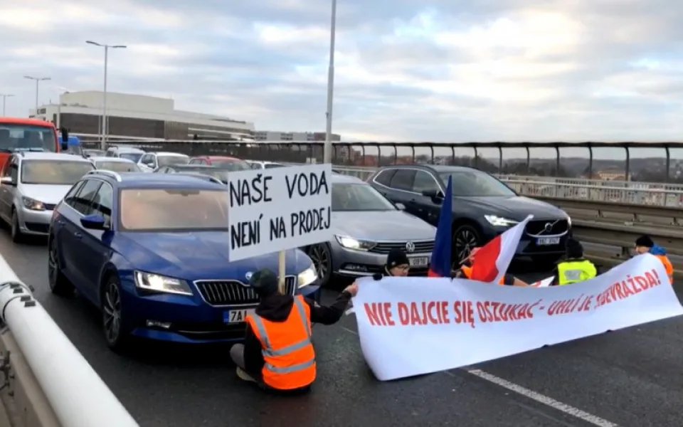 Demonstranti se svázali řetězy a zablokovali dopravu na Nuseláku.