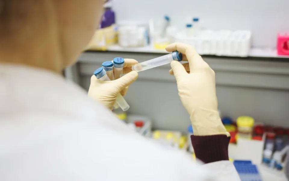 Lidé se po pozitivním PCR testu zřejmě nebudou muset 30 dní testovat