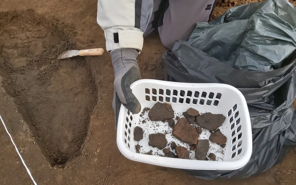 Jihomoravští archeologové jásají. Na trase dálnice D55 našli žárové hroby i nálezy z doby kamenné.