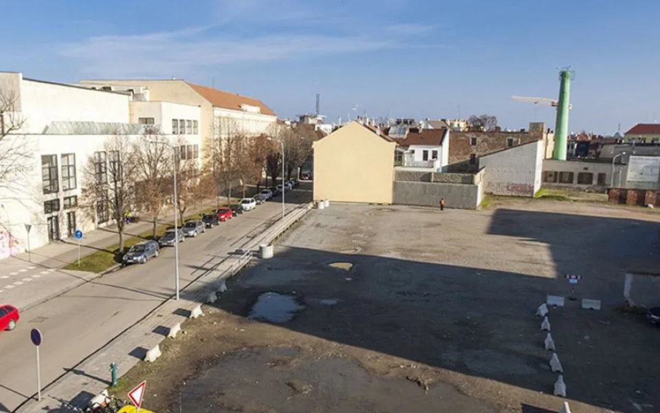 Prostějov chce prodat pozemky po bývalé sodovkárně v centru. Podezřelá transakce před volbami, zuří opozice.