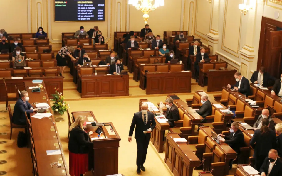 Sněmovna po 23 hodinách obstrukcí schválila program schůze k pandemické