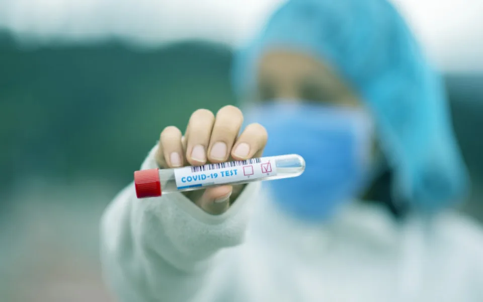 Ve středu přibylo 43 307 nově potvrzených případů covidu, méně než před týdnem