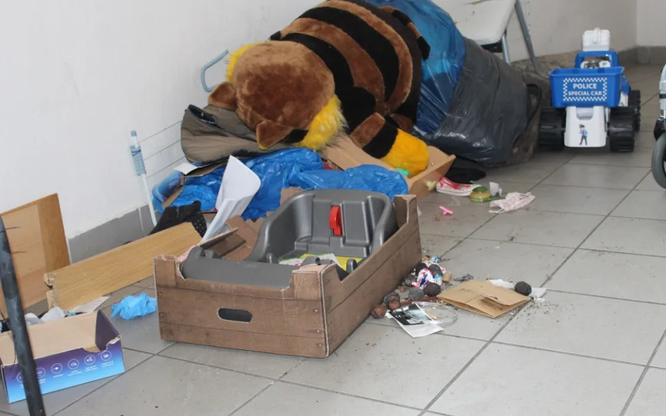 Drogy, hluk a nepořádek. V brněnském domě dělají zle obyvatelé sociálních bytů.